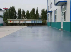 涪陵彩色路面喷涂翻新的材料对冬季